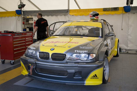Debutanten Joachim Stephansens bil blev gennemgået af mekanikerne.
(Foto: Motorsporten.dk)